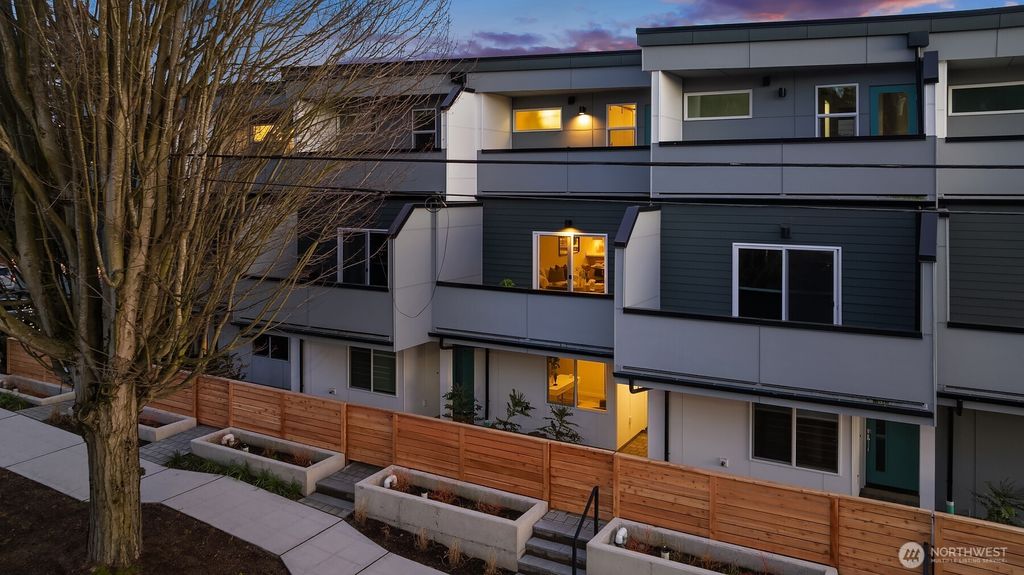 Photo of 105 NW 39th Street #D, Seattle, WA 98107 (MLS # 2485127)