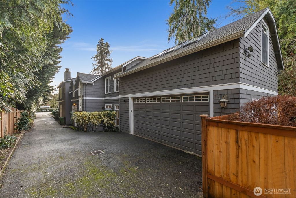 Photo of 7626 NE 8th Street, Medina, WA 98039 (MLS # 2476164)