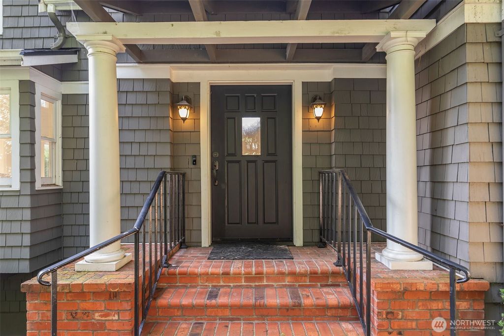 Photo of 7626 NE 8th Street, Medina, WA 98039 (MLS # 2476164)