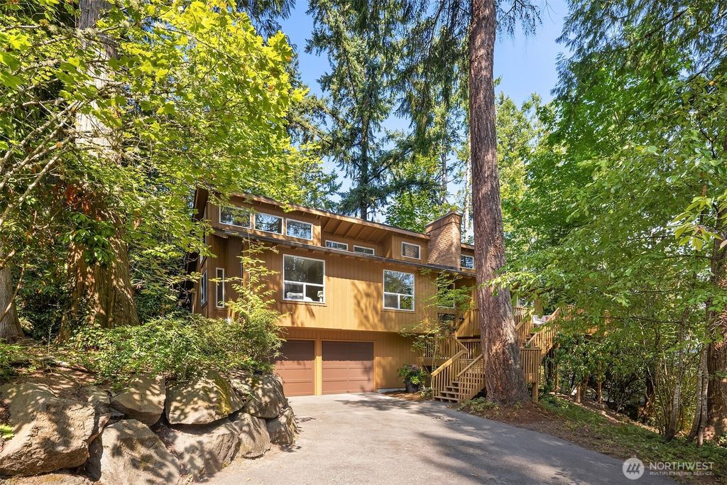 Photo of 2215 W Lake Sammamish Parkway NE, Redmond, WA 98052 (MLS # 2431240)