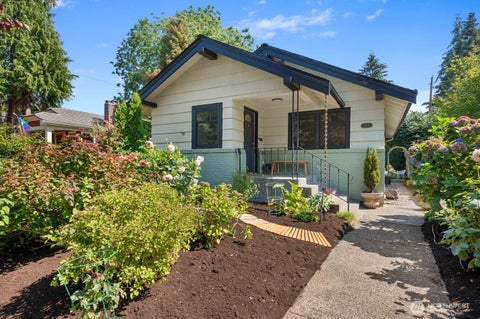 Photo of 2916 Walnut Avenue SW, Seattle, WA 98116 (MLS # 2561929)