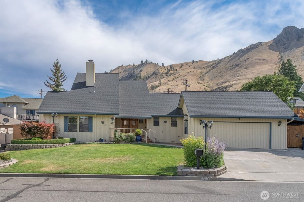 Photo of 1513 Apollo Place, Wenatchee, WA 98801 (MLS # 2498850)