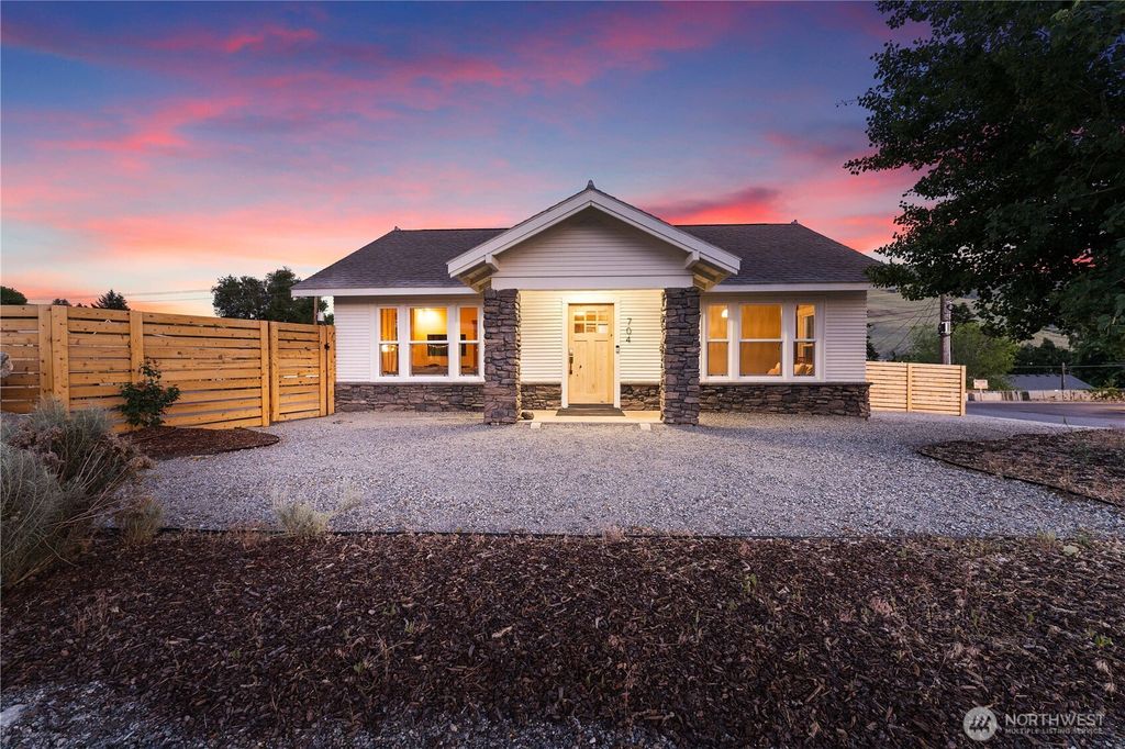 Photo of 704 E Woodin Avenue, Chelan, WA 98816 (MLS # 2456573)