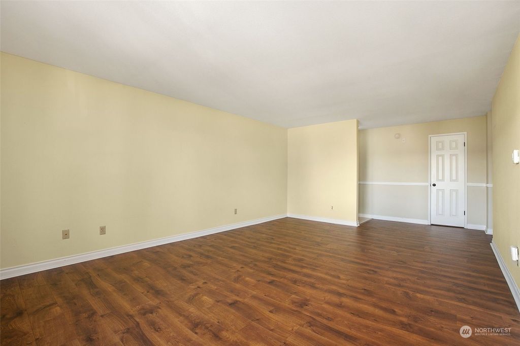 Photo of 425 45th Street SW #308, Everett, WA 98203 (MLS # 2056854)