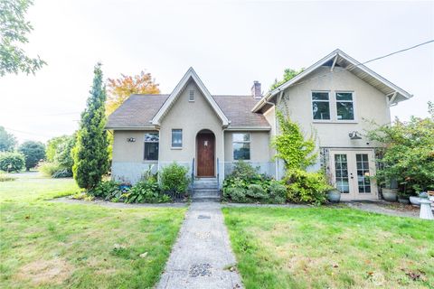 Photo of 2010 13th Avenue NW, Puyallup, WA 98371 (MLS # 2376065)