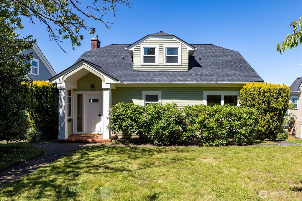 Photo of 930 16th Street, Bellingham, WA 98225 (MLS # 2552464)