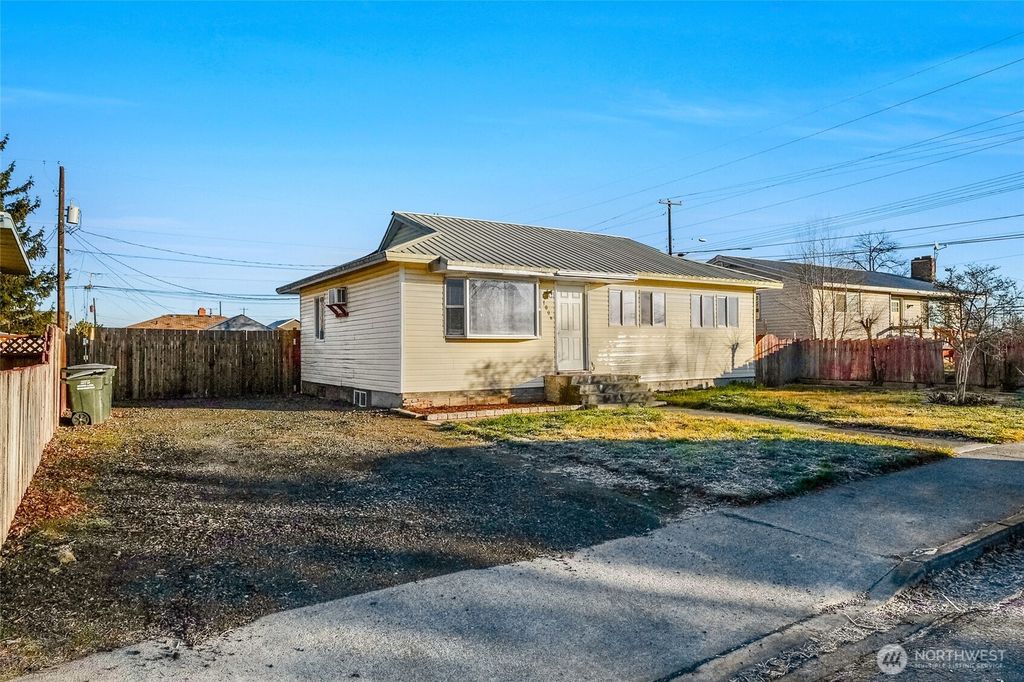 Photo of 1008 W Bruce Street, Moses Lake, WA 98837 (MLS # 2468848)