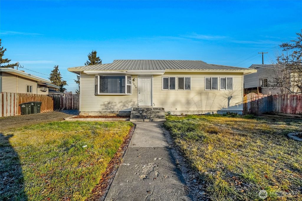 Photo of 1008 W Bruce Street, Moses Lake, WA 98837 (MLS # 2468848)