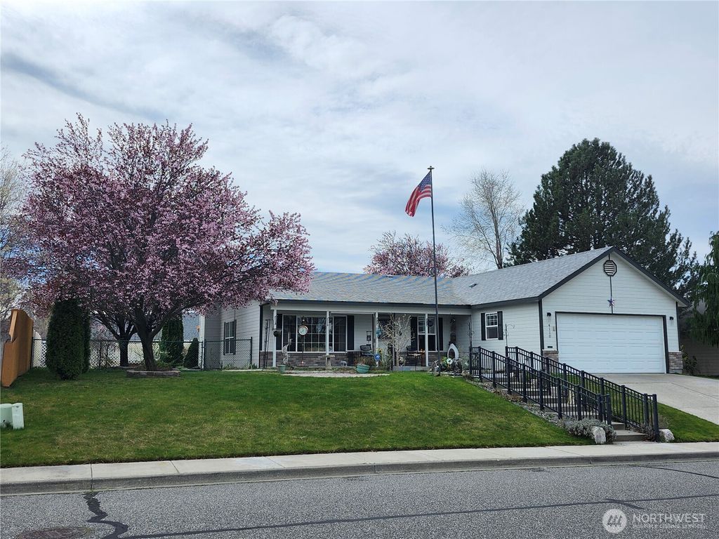 Photo of 4110 Hilltop Drive, Pasco, WA 99301 (MLS # 2513456)