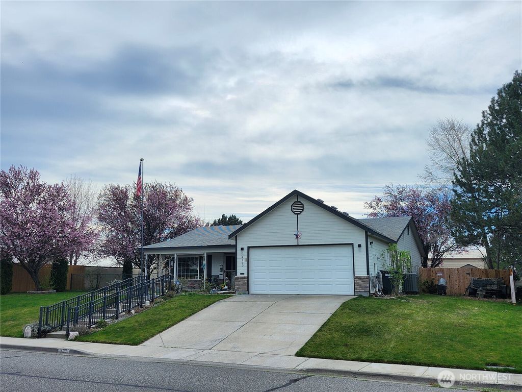 Photo of 4110 Hilltop Drive, Pasco, WA 99301 (MLS # 2513456)
