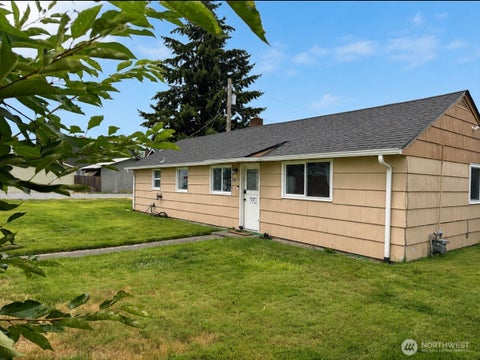 Photo of 805 1/2 4TH Avenue SW, Puyallup, WA 98371 (MLS # 2556965)