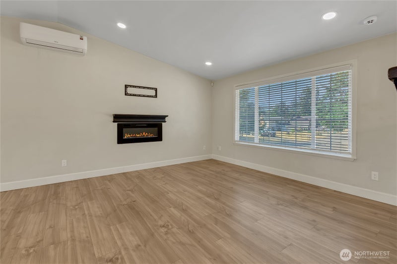 902 194th Street E