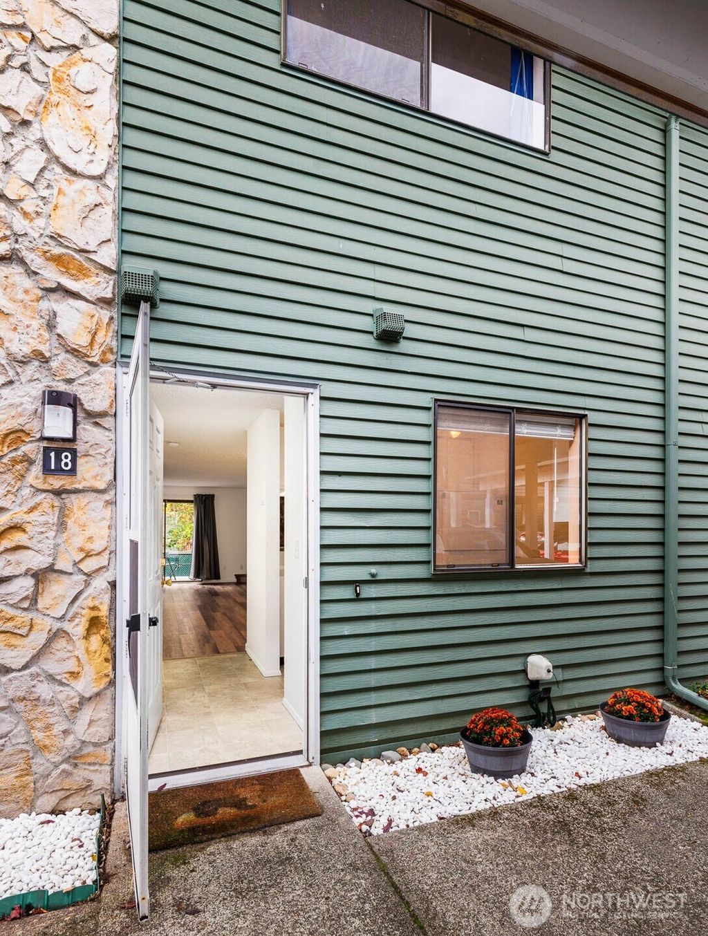 Photo of 1040 S 320th Street #18, Federal Way, WA 98003 (MLS # 2449326)