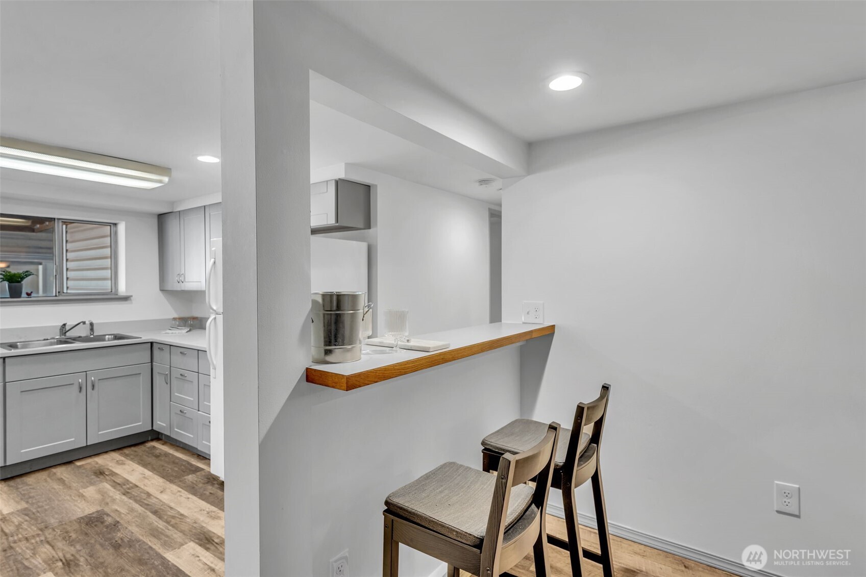 Seattle, Washington 98106, United States, 2 Bedrooms Bedrooms, ,2 BathroomsBathrooms,Residential,Pending,182495