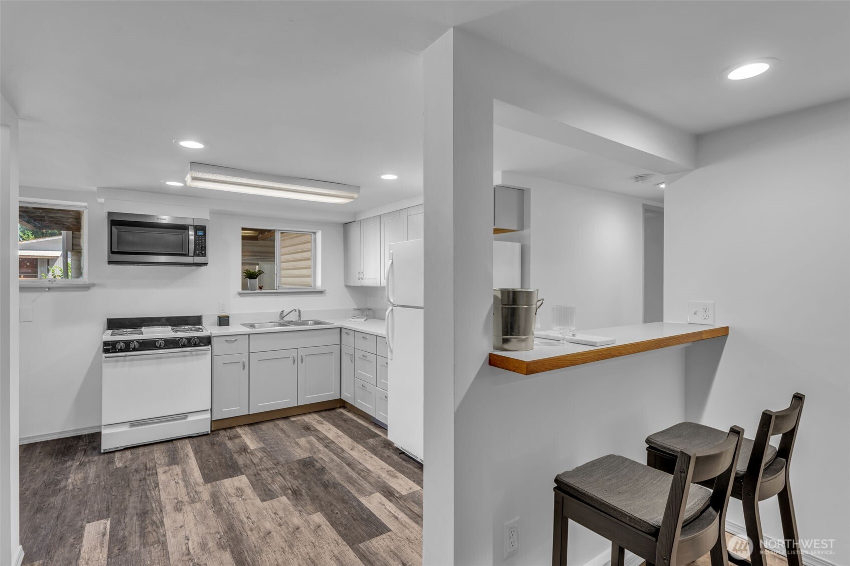 Seattle, Washington 98106, United States, 2 Bedrooms Bedrooms, ,2 BathroomsBathrooms,Residential,Pending,182495