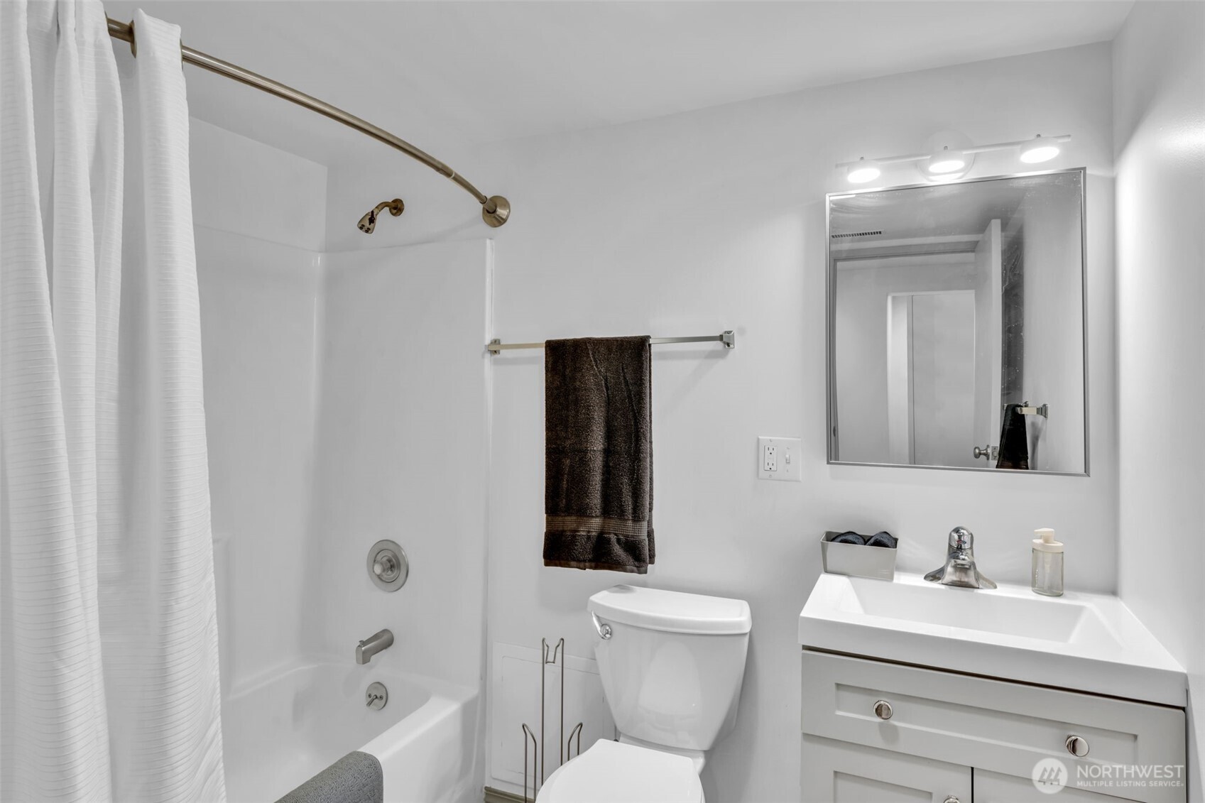 Seattle, Washington 98106, United States, 2 Bedrooms Bedrooms, ,2 BathroomsBathrooms,Residential,Pending,182495