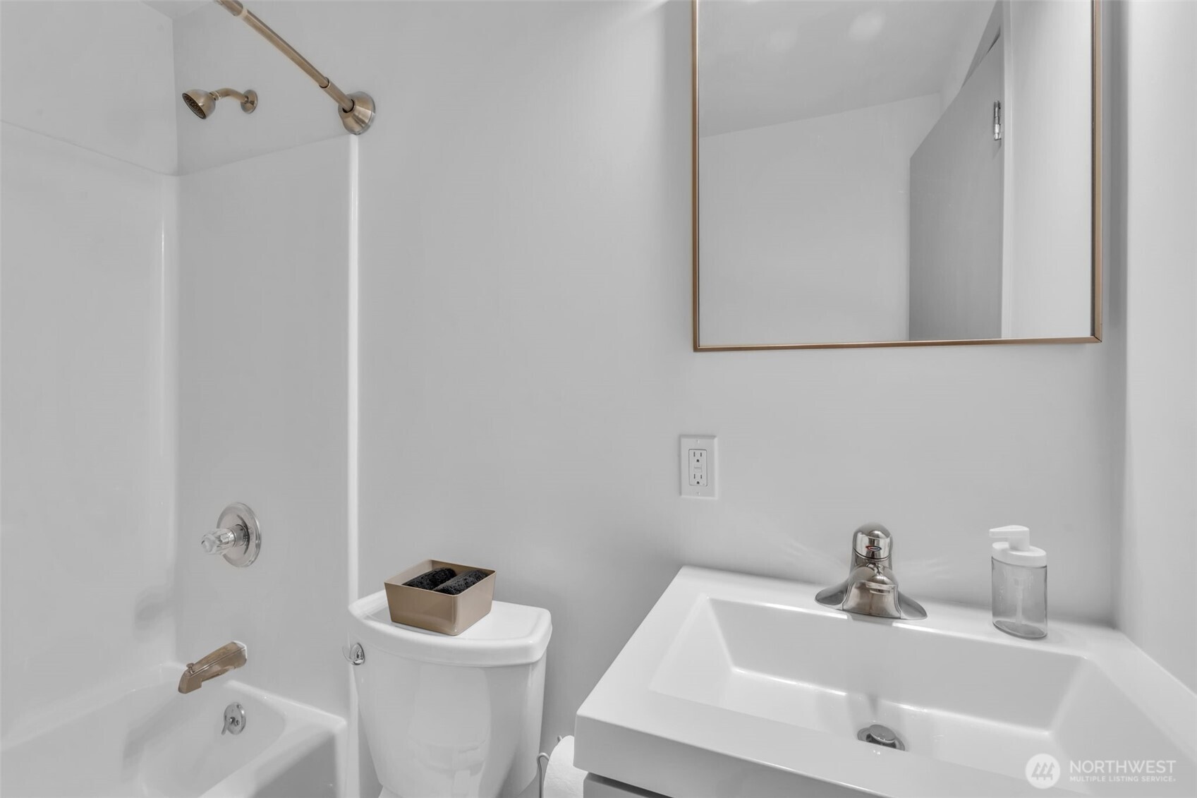 Seattle, Washington 98106, United States, 2 Bedrooms Bedrooms, ,2 BathroomsBathrooms,Residential,Pending,182495