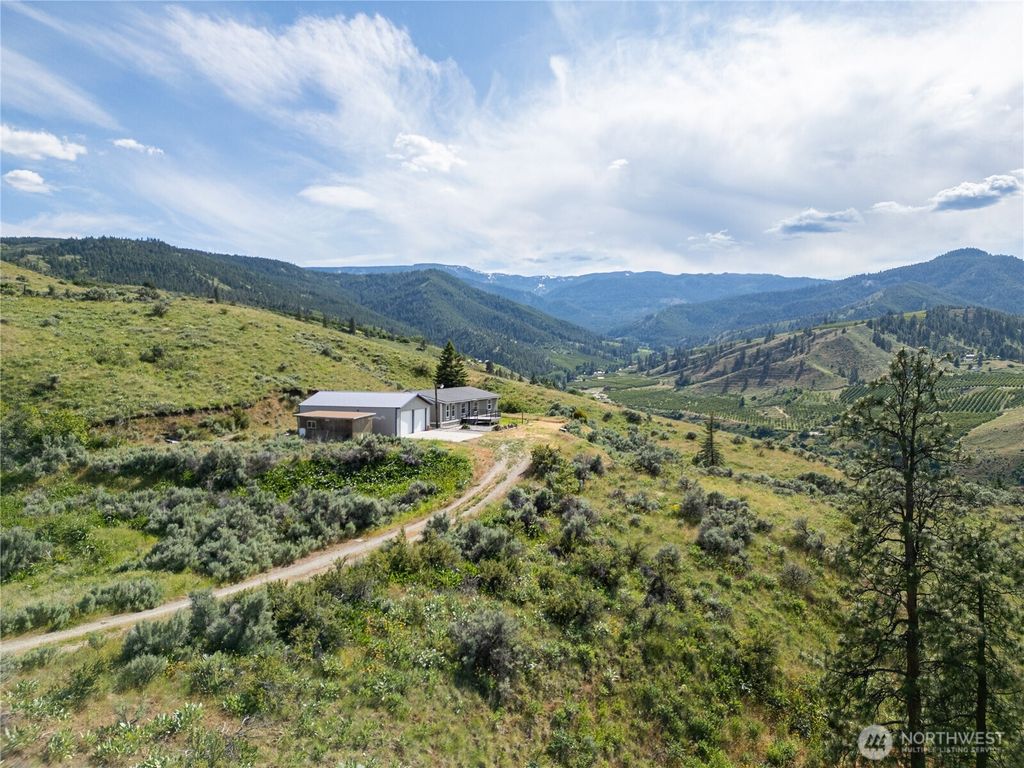 Photo of 162 Don Eli Lane, Wenatchee, WA 98801 (MLS # 2528007)