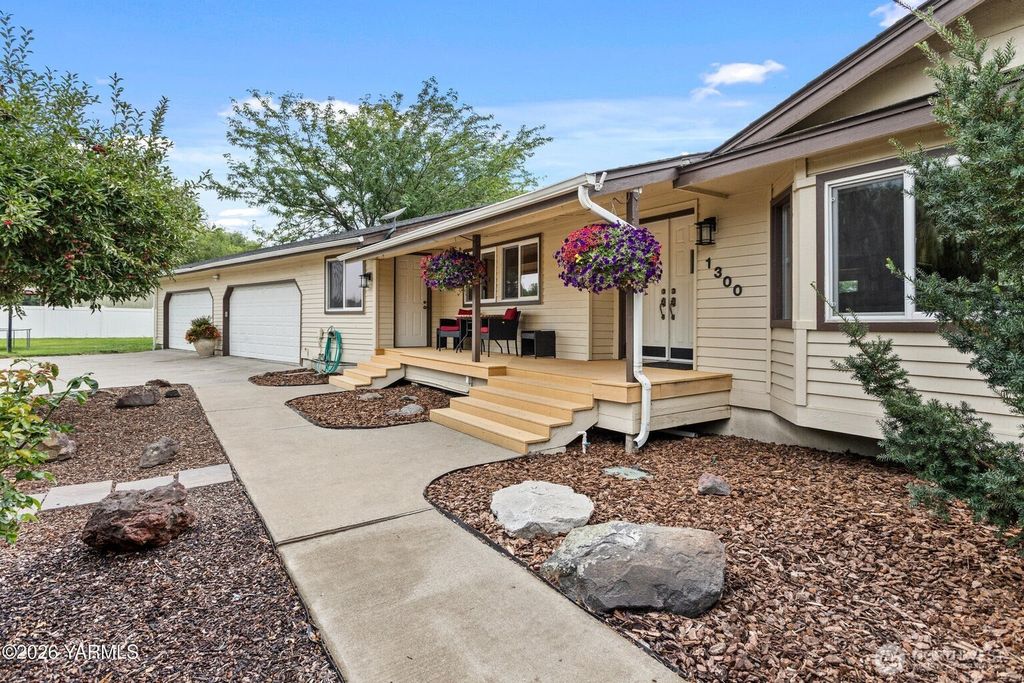 Photo of 1300 Meadowlark Lane, Zillah, WA 98953 (MLS # 2557491)