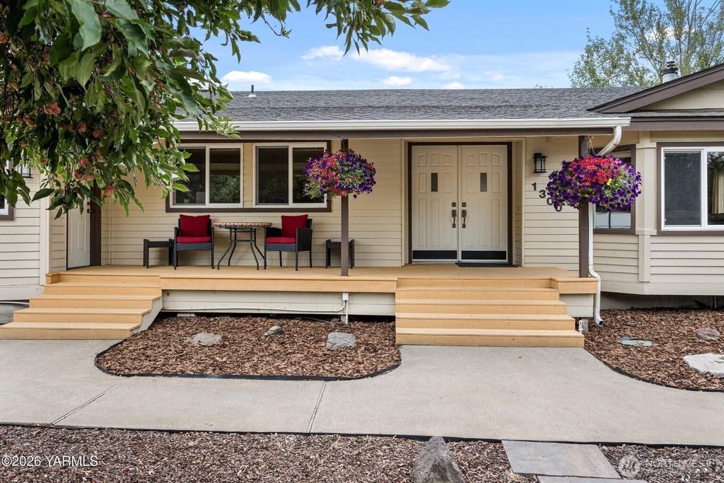 Photo of 1300 Meadowlark Lane, Zillah, WA 98953 (MLS # 2557491)