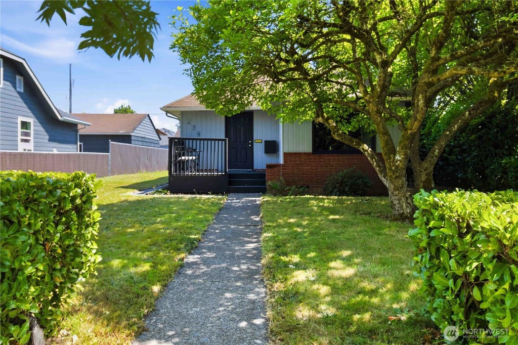 Photo of 502 17th Avenue, Longview, WA 98632 (MLS # 2563899)