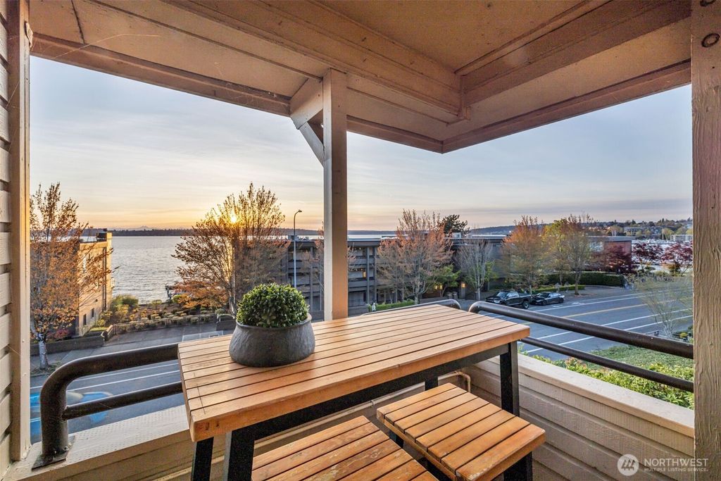 Photo of 818 Lake Street S #818, Kirkland, WA 98033 (MLS # 2358304)