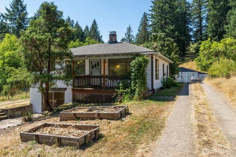 Photo of 205 N Maple Hill Road, Kelso, WA 98626 (MLS # 2572016)