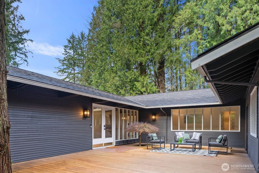 Photo of 1520 Sycamore Drive SE, Issaquah, WA 98027 (MLS # 2523860)