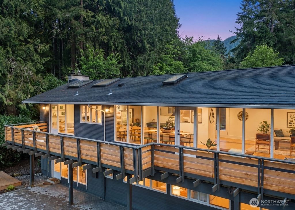 Photo of 1520 Sycamore Drive SE, Issaquah, WA 98027 (MLS # 2523860)