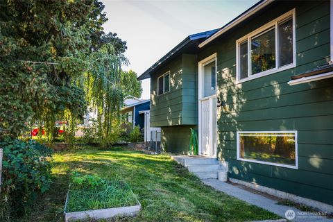 Photo of 227 E Franklin St, Chelan, WA 98816 (MLS # 2446647)