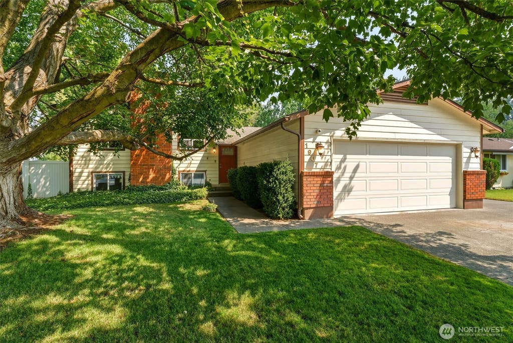 Photo of 1907 Sunset Drive, Walla Walla, WA 99362 (MLS # 2565237)