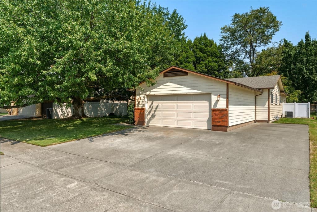 Photo of 1907 Sunset Drive, Walla Walla, WA 99362 (MLS # 2565237)