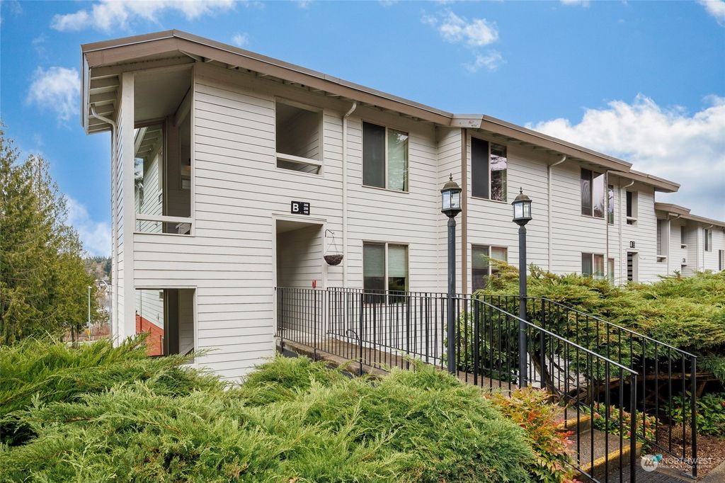 Photo of 23507 Lakeview Drive #B206, Mountlake Terrace, WA 98043 (MLS # 2203434)