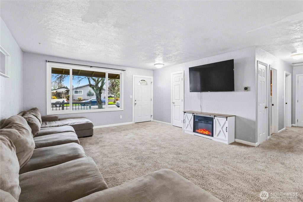 Photo of 2323 48th Avenue, Longview, WA 98632 (MLS # 2463808)