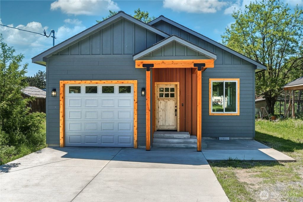 Photo of 124 Murphy St ST, Waitsburg, WA 99321 (MLS # 2521029)