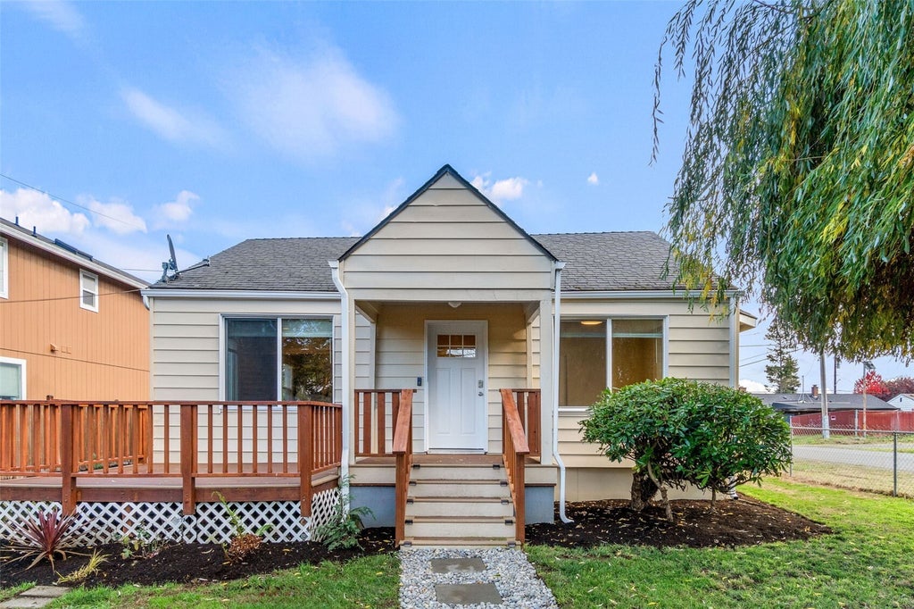 Photo of 10056 19th Avenue SW, Seattle, WA 98146 (MLS # 2599746)