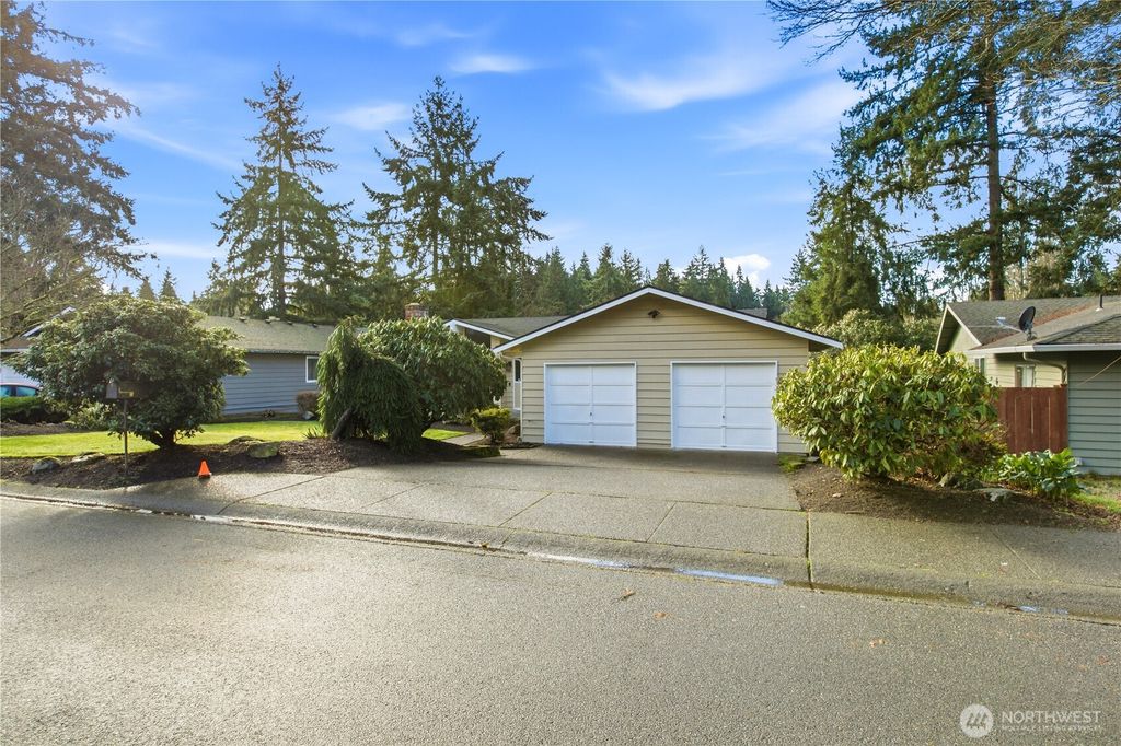 Photo of 32417 29th Avenue SW, Federal Way, WA 98023 (MLS # 2468201)