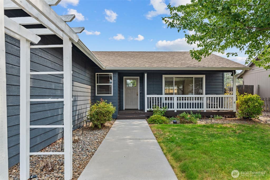 Photo of 2520 Aviation Drive, East Wenatchee, WA 98802 (MLS # 2573695)