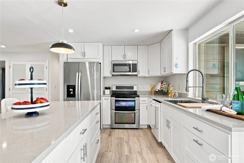 Photo of 17921 NE 27th Street, Redmond, WA 98052 (MLS # 2571275)
