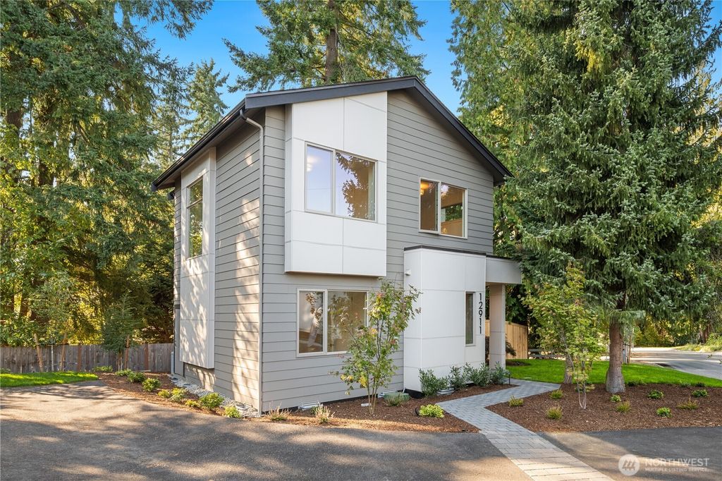 Photo of 12911 NE 78th Place, Kirkland, WA 98033 (MLS # 2435607)