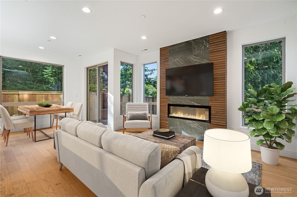 Photo of 12911 NE 78th Place, Kirkland, WA 98033 (MLS # 2435607)