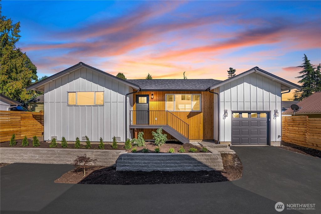 Photo of 325 J Avenue #B, Snohomish, WA 98290 (MLS # 2429682)