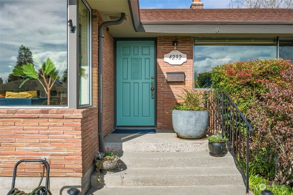 Photo of 4232 NE 74th Street, Seattle, WA 98115 (MLS # 2201901)