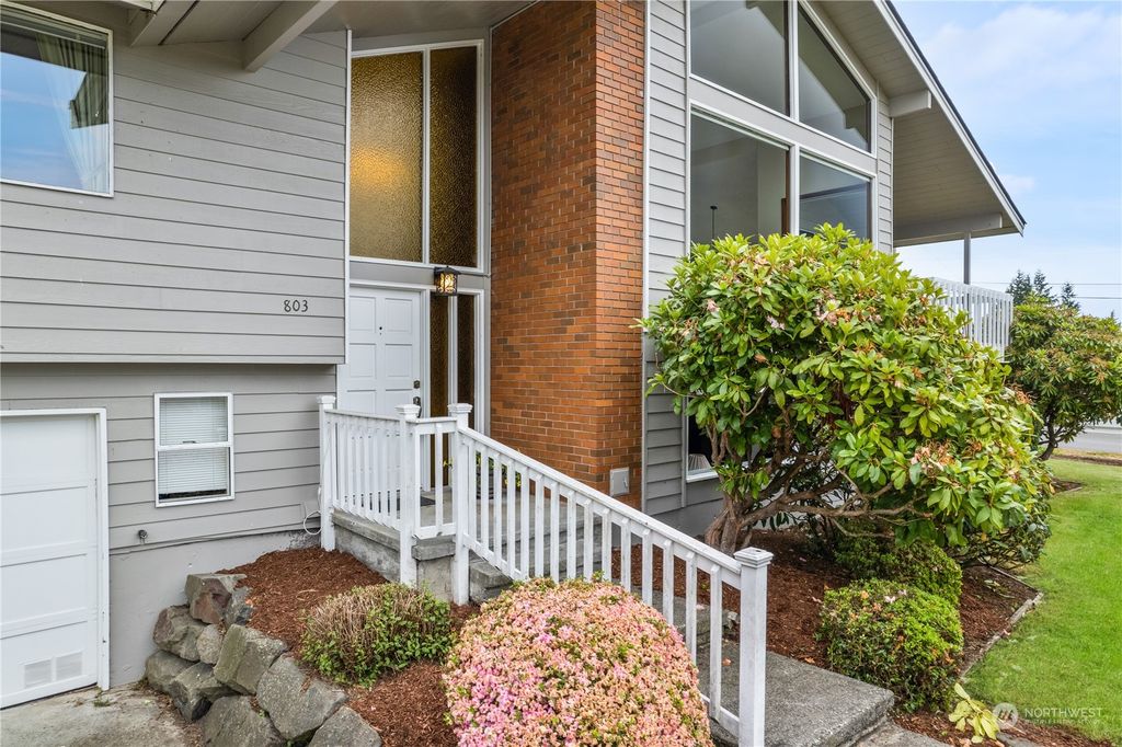 Photo of 803 9th Street, Mukilteo, WA 98275 (MLS # 2127412)