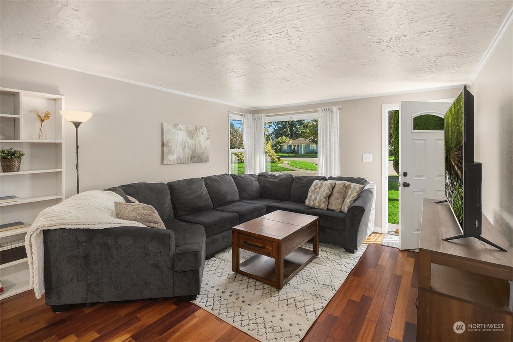 Photo of 2930 SE 5th Street, Renton, WA 98058 (MLS # 2295037)