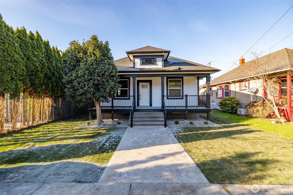 Photo of 1131 S 6th Street, Mount Vernon, WA 98273 (MLS # 2472018)