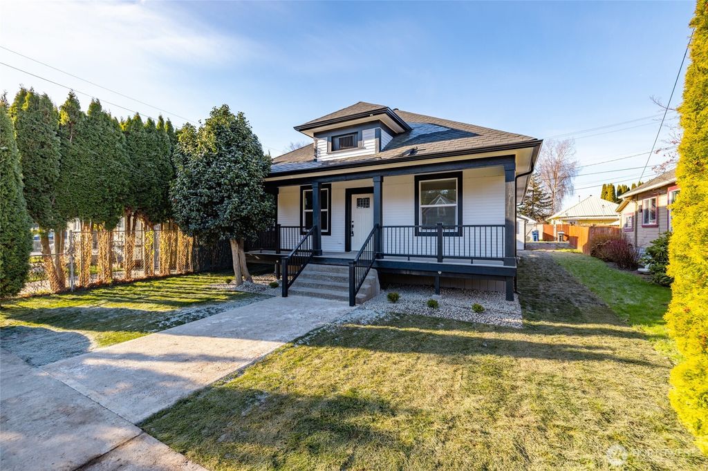 Photo of 1131 S 6th Street, Mount Vernon, WA 98273 (MLS # 2472018)