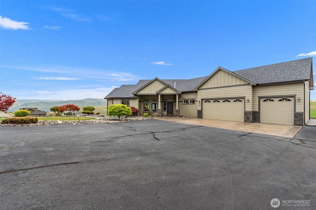 Photo of 125 E Mountain Brook Lane, Wenatchee, WA 98801 (MLS # 2503950)