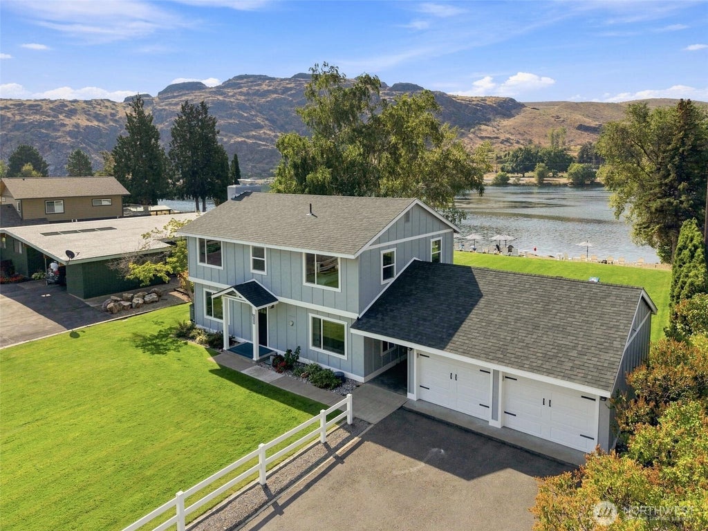 Photo of 663 Riverside Drive, Pateros, WA 98846 (MLS # 2575119)