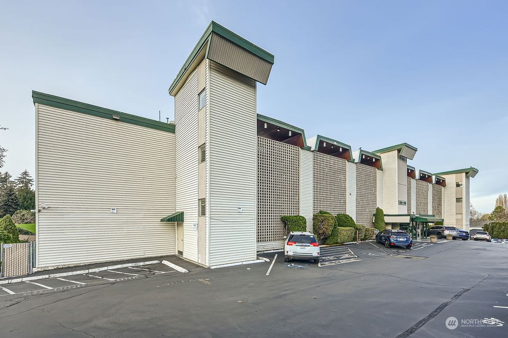 Photo of 1810 S 118th St #401, Seattle, WA 98168 (MLS # 2307231)